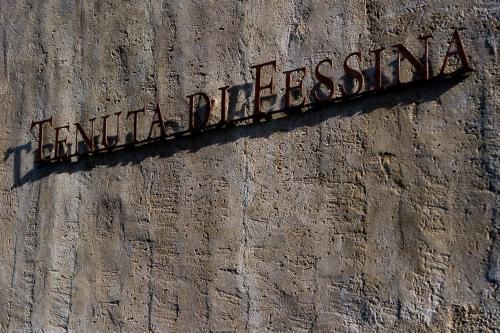 卡迪里翁西塞尔Tenuta di Fessina的砖墙边的标志