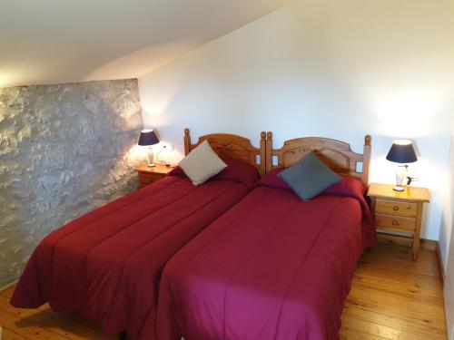 贝尔达Santuari Mare de Déu Del Mont Restaurant-Hostatgería的一间卧室配有一张带红色毯子的大床