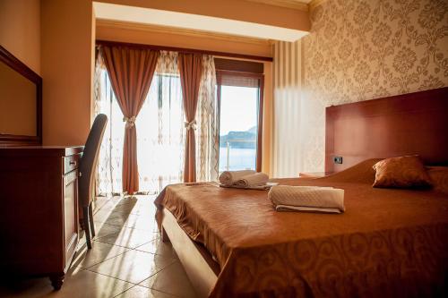 苏托莫雷Hotel Velkom的酒店客房设有一张带大窗户的床。