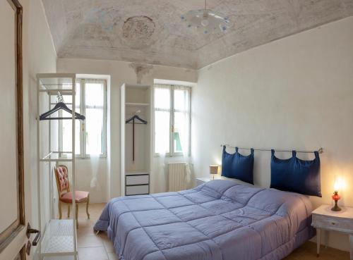 圣雷莫Domus Napoleone Bonaparte的一间卧室配有一张带蓝色床单的大床
