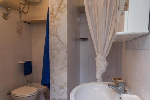 普罗斯西托角Casa Ezio 1 PT的一间带水槽、卫生间和淋浴的浴室