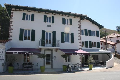 UrepelHôtel/Restaurant C'Vall的一座带绿色百叶窗的大型白色建筑