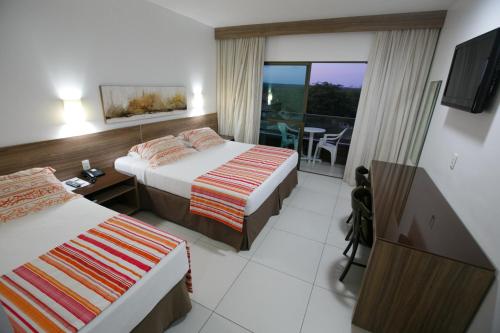 格拉瓦塔格拉瓦塔卡纳瑞斯酒店的酒店客房设有两张床和一个阳台。