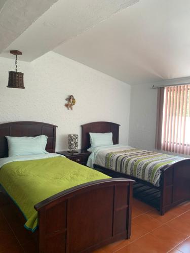 瓦斯卡坎波Casa de campo Huasca的卧室内两张并排的床