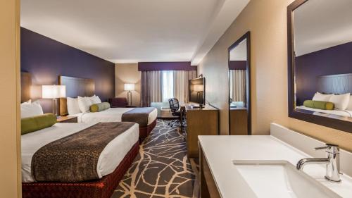 麦克明维尔Best Western McMinnville Inn的酒店客房设有两张床和盥洗盆