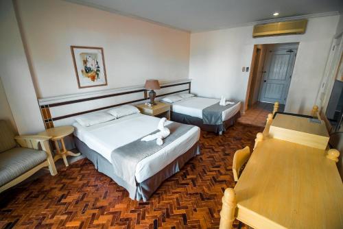 苏比克摩洛哥海滩度假胜地和乡村俱乐部酒店的酒店客房,设有两张床和一张沙发