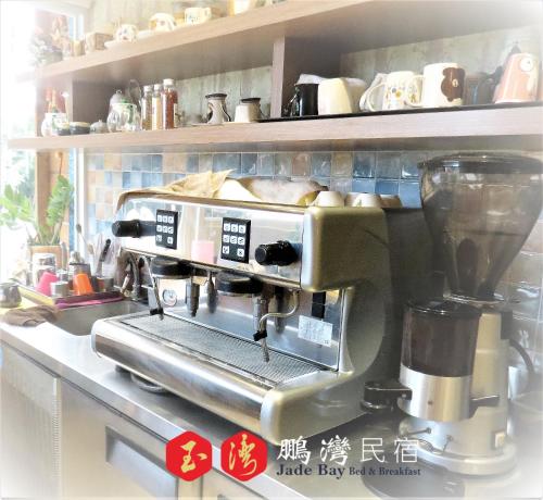 东港玉灣鵬灣民宿Jade Bay B&B的厨房的柜台上配有咖啡机