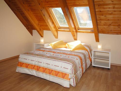 维耶拉诺乌维耶哈公寓式酒店的一间卧室设有一张大床和两个窗户