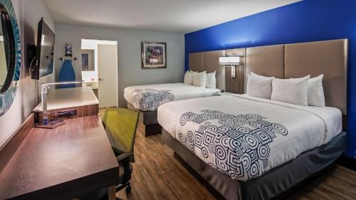 SureStay Plus Hotel by Best Western Sacramento Cal Expo客房内的一张或多张床位