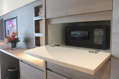 芙蓉芙蓉克拉纳度假酒店的一间带白色柜台的厨房和墙上的电视