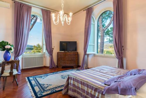 因奇萨伊恩瓦尔达尔诺黎莱斯阿尔文托别墅酒店的一间卧室设有一张床、一台电视和窗户。