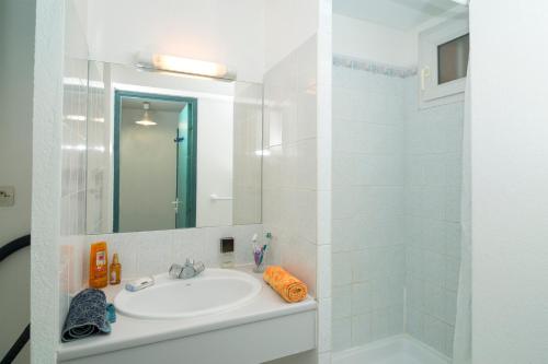 阿格德角Vacancéole - Savanna Beach- Terrasses de Savanna的白色的浴室设有水槽和淋浴。