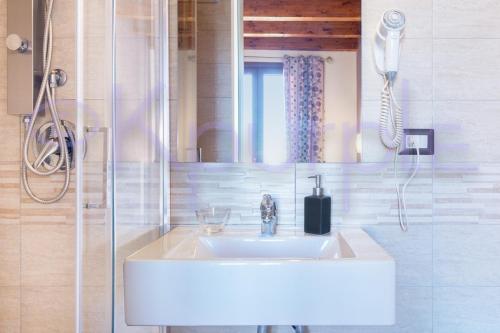 卡利亚里LE API的一间带水槽和镜子的浴室