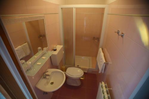 法扎纳兰卡别墅酒店的浴室配有卫生间、盥洗盆和淋浴。