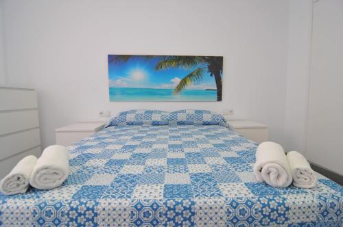 圣苏珊娜HomeHolidaysRentals Solmar的一间卧室配有带毛巾的床