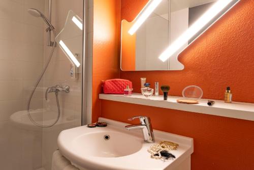 圣吉欧梅斯塞纳河畔维提A86号宜必思快捷酒店的一间带水槽、淋浴和镜子的浴室