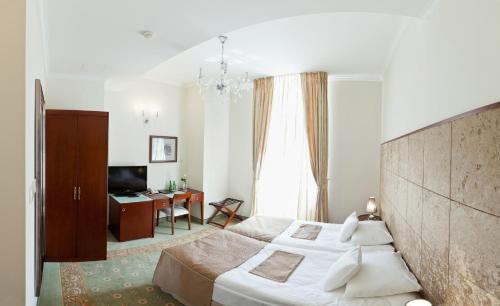 凯尔采维拉胡塔酒店的酒店客房设有一张大床和一张书桌。