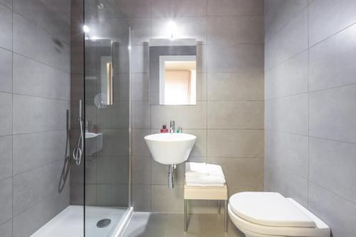 布林迪西Ibis Styles Brindisi的一间带水槽、卫生间和淋浴的浴室