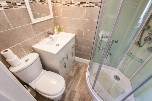 托基The Hotel Balmoral - Adults Only的浴室配有卫生间、盥洗盆和淋浴。