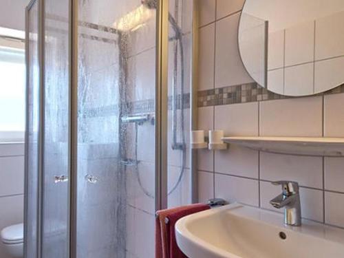 上哈尔默斯巴赫Pension Waldfrieden的带淋浴、盥洗盆和镜子的浴室