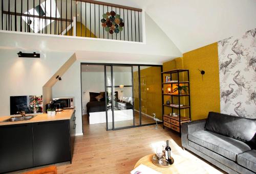 哈登贝赫B&B Perron Vechtdal的带沙发的客厅、厨房和客厅。
