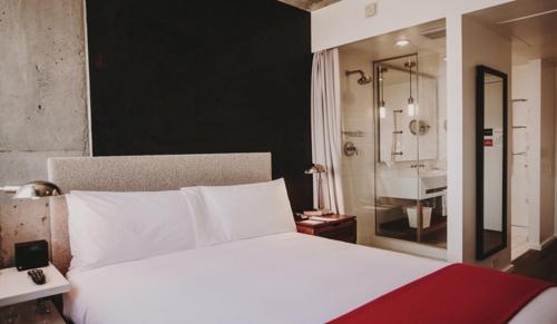 纽约诺里谭苏豪酒店 - 纽约的一间带白色大床的卧室和一间浴室