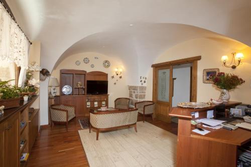 佩斯卡塞罗利杜卡阿布鲁齐酒店的一个带书桌的大客厅和一间厨房