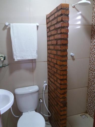 贝贝里比Pousada Recanto das Fontes的浴室设有砖墙,毗邻厕所