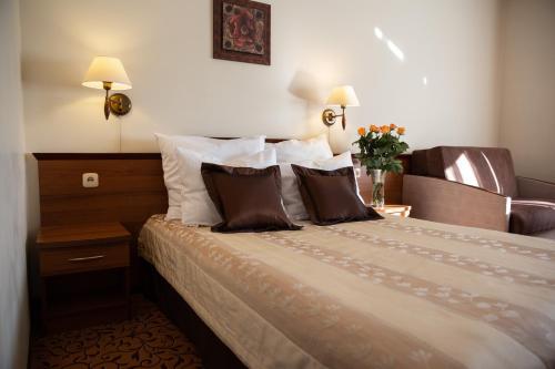 奥斯特罗维茨全景酒店的配有两张枕头的床的酒店客房