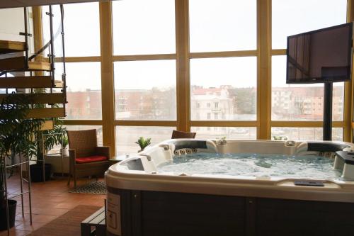 Kumla库姆拉酒店的设有一个大浴缸的大窗户