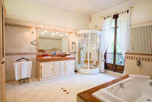若西耶摩尔利亚别墅酒店的一间带浴缸和大镜子的浴室
