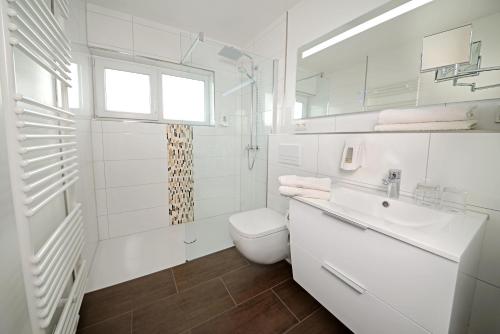 WahlrodHotel Hammermühle的白色的浴室设有卫生间和水槽。