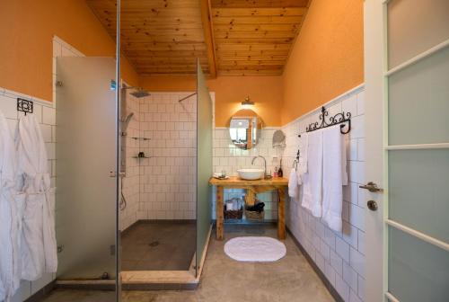阿萨夫精品酒厂及木屋的一间浴室