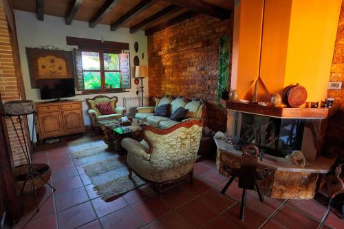 CembranosCanalba Casa Rural的带沙发和壁炉的客厅