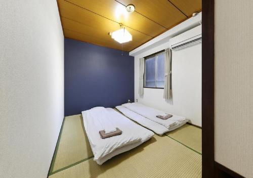 大阪Osaka - Hotel / Vacation STAY 23784的一间设有床铺的房间,上面有两条毛巾