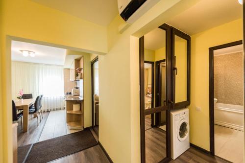 皮特什蒂卡罗尔达维拉公寓酒店的客厅配有洗衣机和烘干机