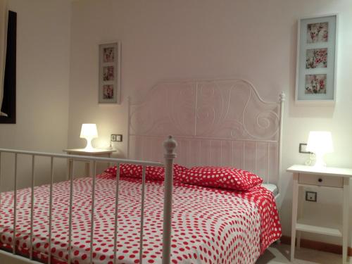 阿德耶Apartment luxury complex with sea view的卧室配有红色和白色的床及两盏灯
