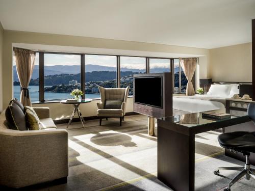 惠灵顿惠灵顿洲际酒店的酒店客房配有一张床和一张书桌及一台电视