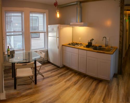 波士顿Boston Homestel的厨房配有桌子和白色冰箱。