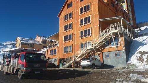 El Colorado埃尔科罗拉多海皮特阿马尔公寓的停在大楼前的消防车