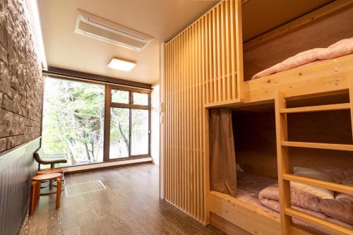 宫岛宫岛三国屋旅馆的客房设有双层床和窗户。