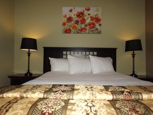 Diamond Point乔治湖别墅酒店的一间卧室配有一张大床和两盏灯