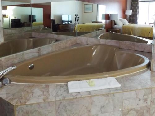 马尼斯蒂马尼斯蒂酒店的在酒店客房内的大浴缸