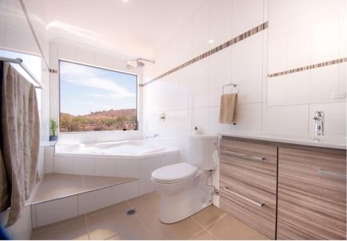 布罗肯希尔Broken Hill Outback Resort的浴室配有卫生间、浴缸和水槽。
