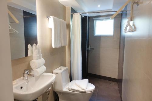长滩岛帕缇欧太平洋度假村的浴室配有卫生间、盥洗盆和淋浴。
