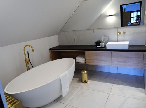 WestmeerbeekAsk Lily的浴室配有白色浴缸和水槽