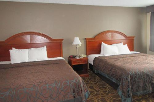 阿普尔顿贝斯特韦斯特阿普尔顿酒店的酒店客房设有两张床和两盏灯。