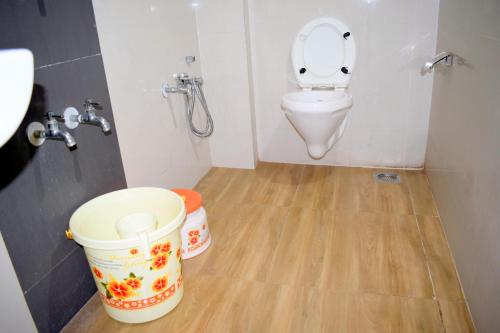 萨普塔拉Manas Homestay by Sky Stays的一间带卫生间和2桶的浴室