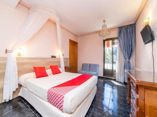Carrascosa del CampoHotel El Prado by Vivere Stays的一间酒店客房,配有一张床和一台电视