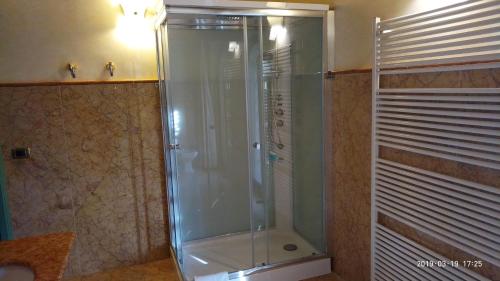 宛图里那Casa del Sole的浴室里设有玻璃门淋浴